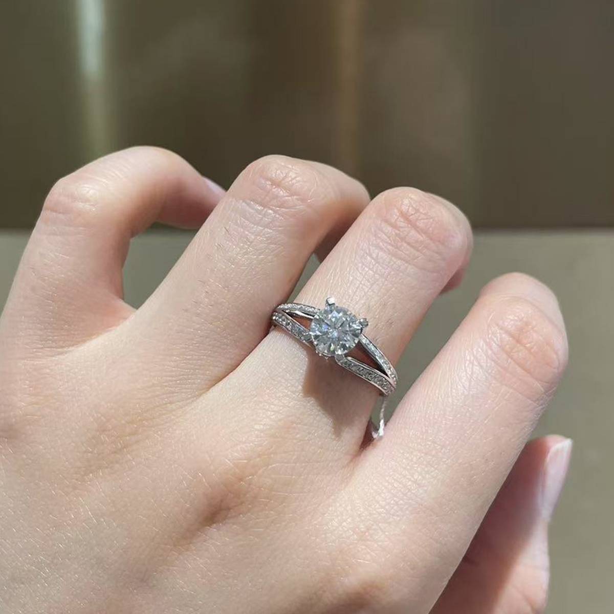 轻奢Y臂四爪女戒S925银镀白金定制选款主石莫桑钻1.0ct/副石高碳钻